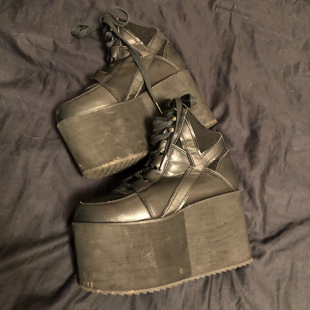 Qozmo Hi Black Platform Sneakers